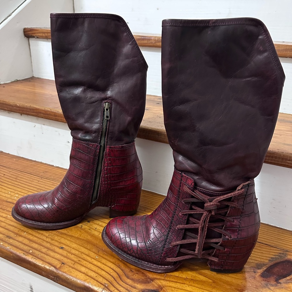 Freebird Castle size 9 Burgundy/Wine Croco